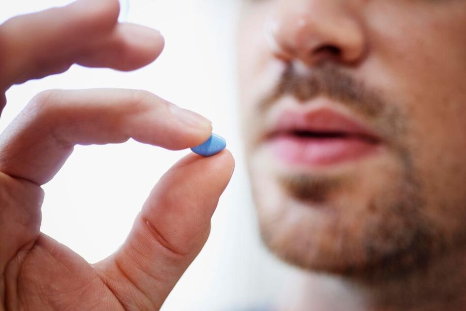 un home toma unha pílula para estimular a potencia