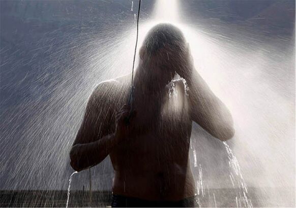 Se un home se sente canso, debe tomar unha ducha de contraste
